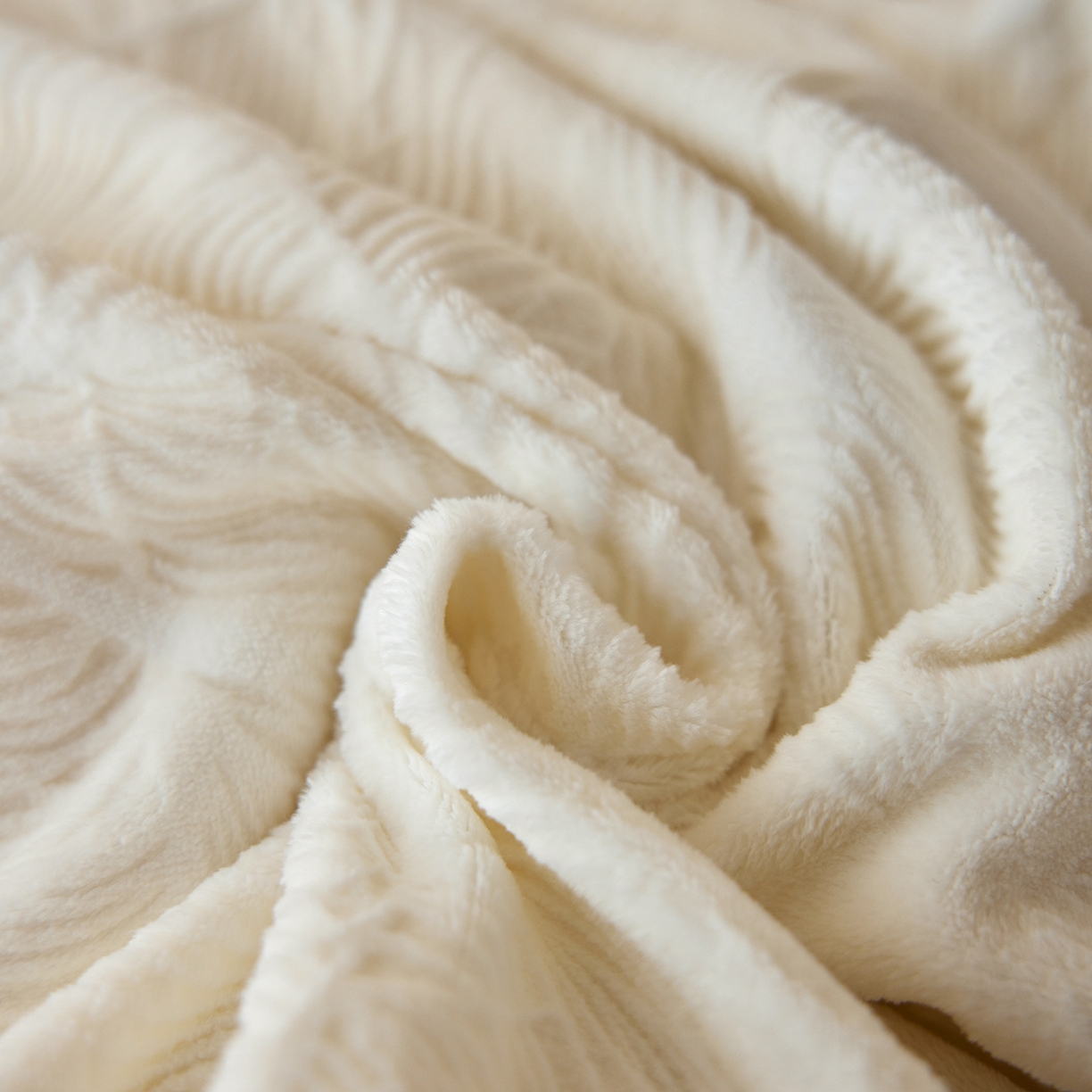 91家纺网 家纺一手货源 找家纺 风向标家纺 2025新款A类立体烂花牛奶绒四件套-羽脉系列（风格二） 轻雕羽脉-米月白