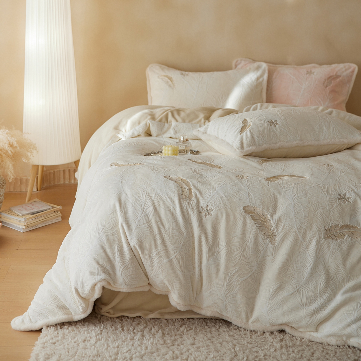 91家纺网 家纺一手货源 找家纺 风向标家纺 2025新款A类立体烂花牛奶绒四件套-羽脉系列（风格二） 轻雕羽脉-米月白