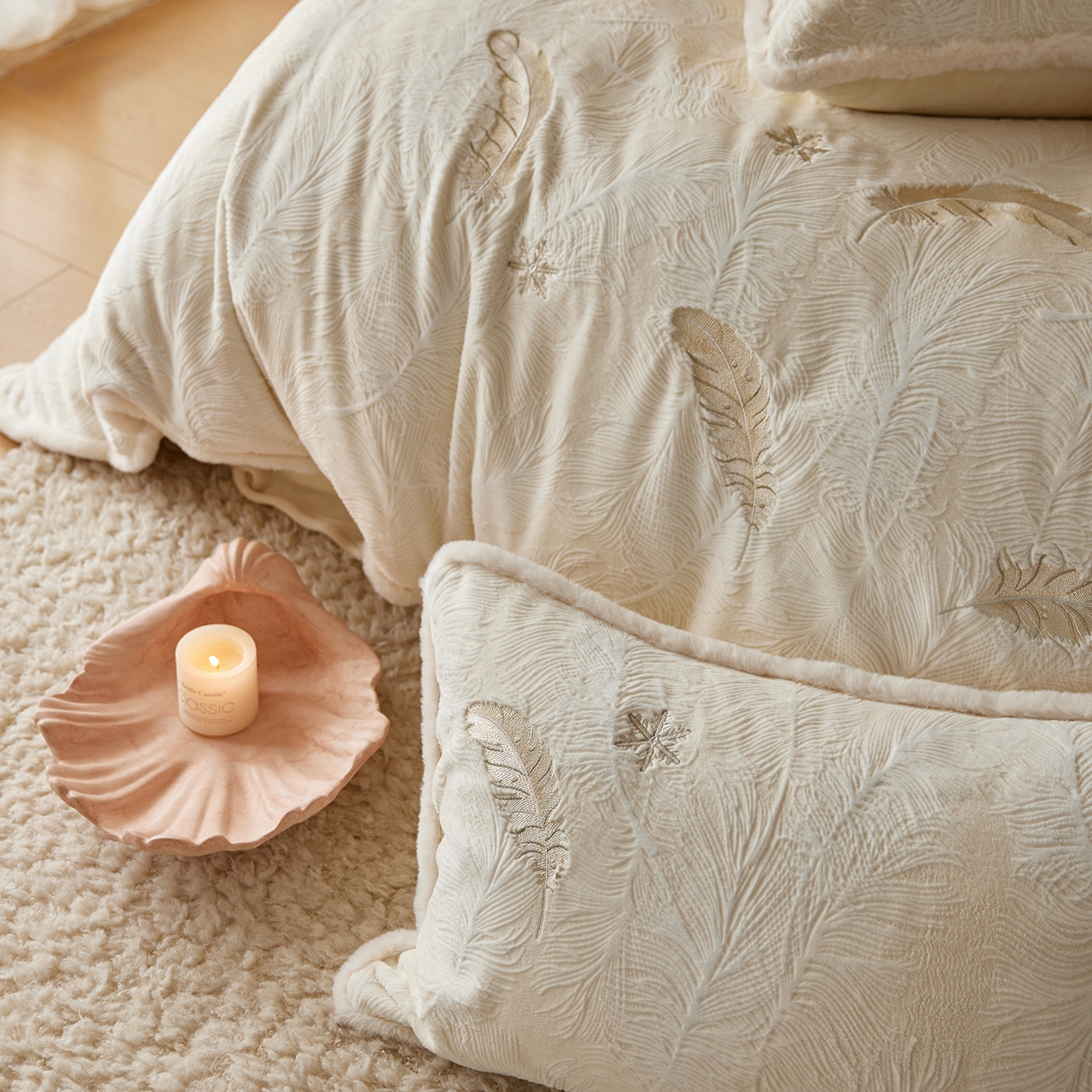 91家纺网 家纺一手货源 找家纺 风向标家纺 2025新款A类立体烂花牛奶绒四件套-羽脉系列（风格二） 轻雕羽脉-米月白