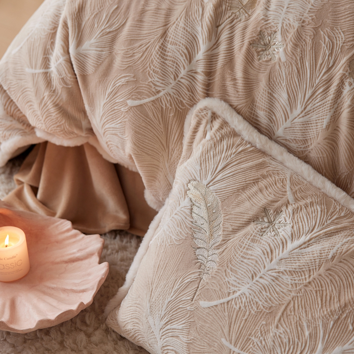 91家纺网 家纺一手货源 找家纺 风向标家纺 2025新款A类立体烂花牛奶绒四件套-羽脉系列（风格二） 轻雕羽脉-慕斯咖