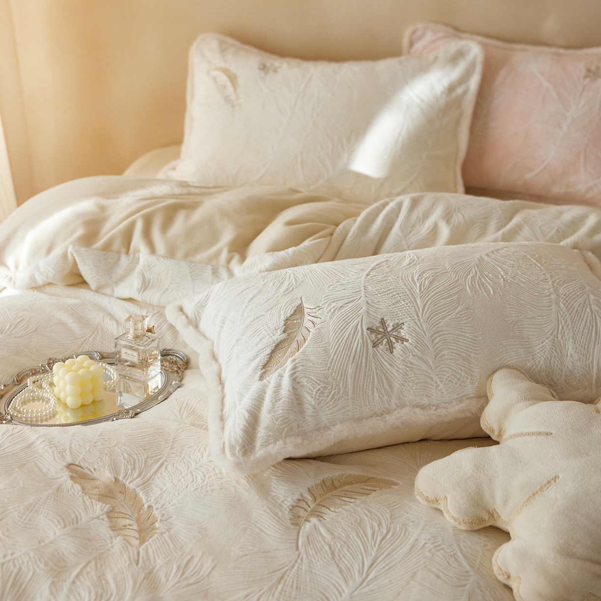 91家纺网 家纺一手货源 找家纺 风向标家纺 2025新款A类立体烂花牛奶绒四件套-羽脉系列（风格二） 轻雕羽脉-米月白