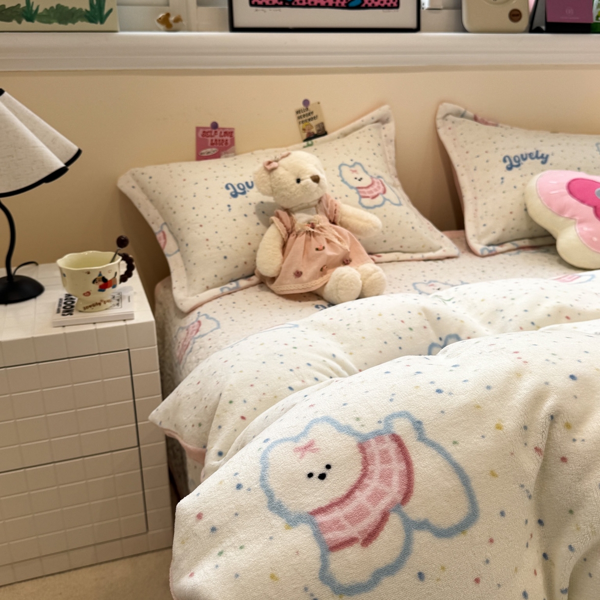 91家纺网 家纺一手货源 找家纺 潘朵拉 2025新款ins风牛奶绒床盖四件套 点点狗