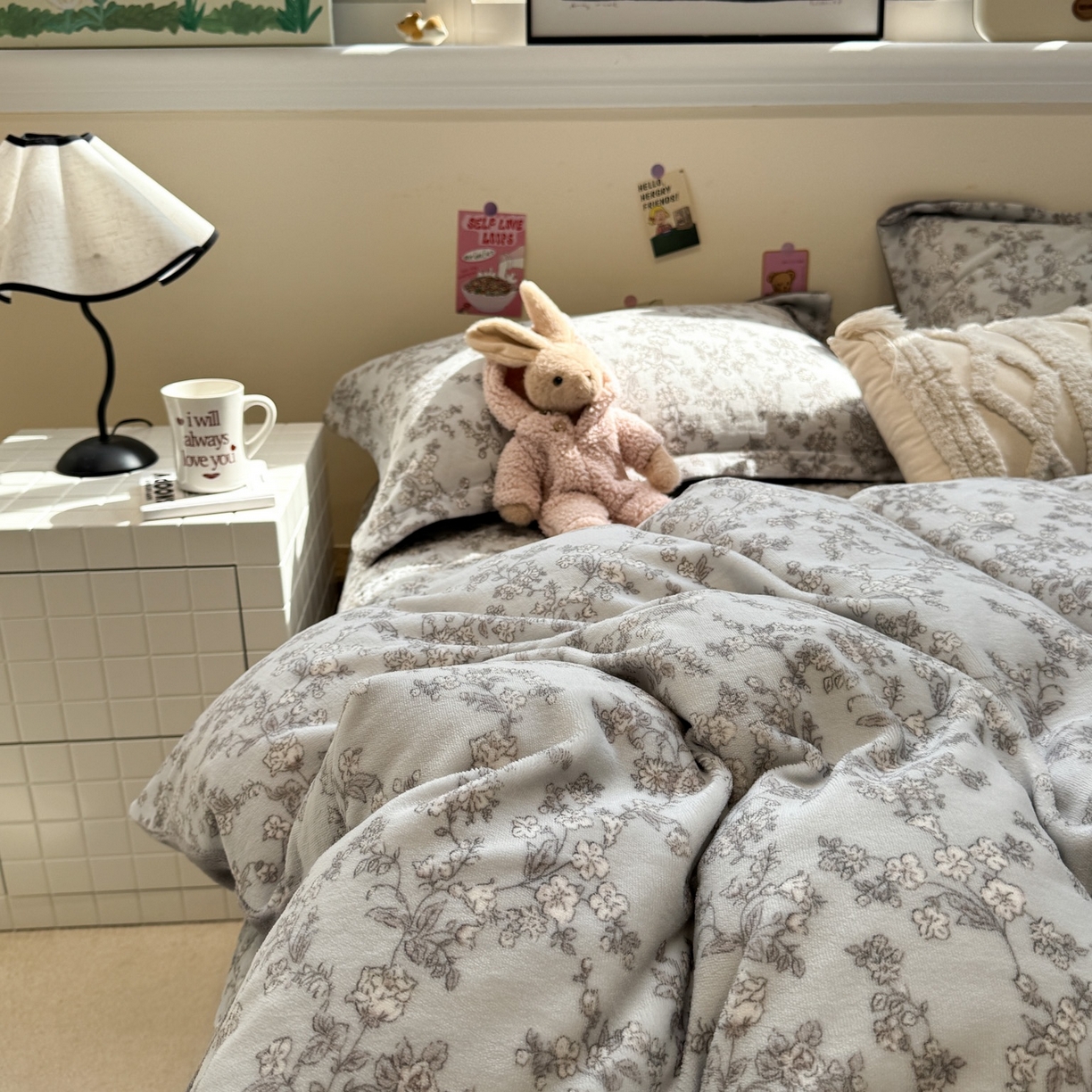 91家纺网 家纺一手货源 找家纺 潘朵拉 2025新款ins风牛奶绒床盖四件套 墨莲