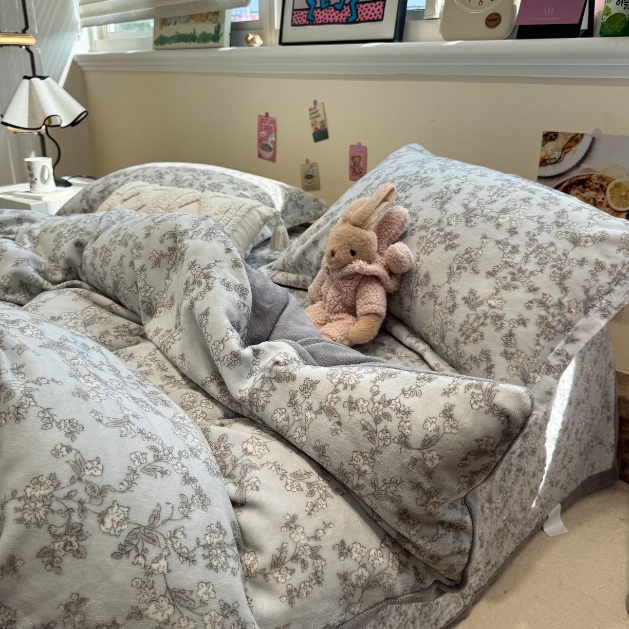 91家纺网 家纺一手货源 找家纺 潘朵拉 2025新款ins风牛奶绒床盖四件套 墨莲