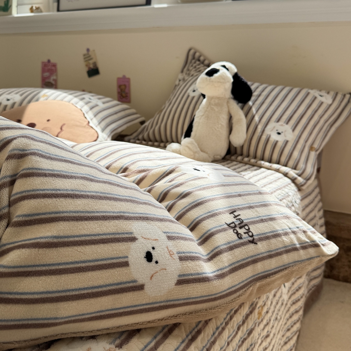 91家纺网 家纺一手货源 找家纺 潘朵拉 2025新款ins风牛奶绒床盖四件套 条纹狗