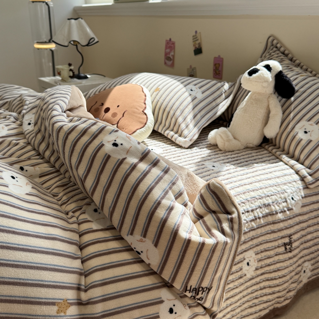 91家纺网 家纺一手货源 找家纺 潘朵拉 2025新款ins风牛奶绒床盖四件套 条纹狗