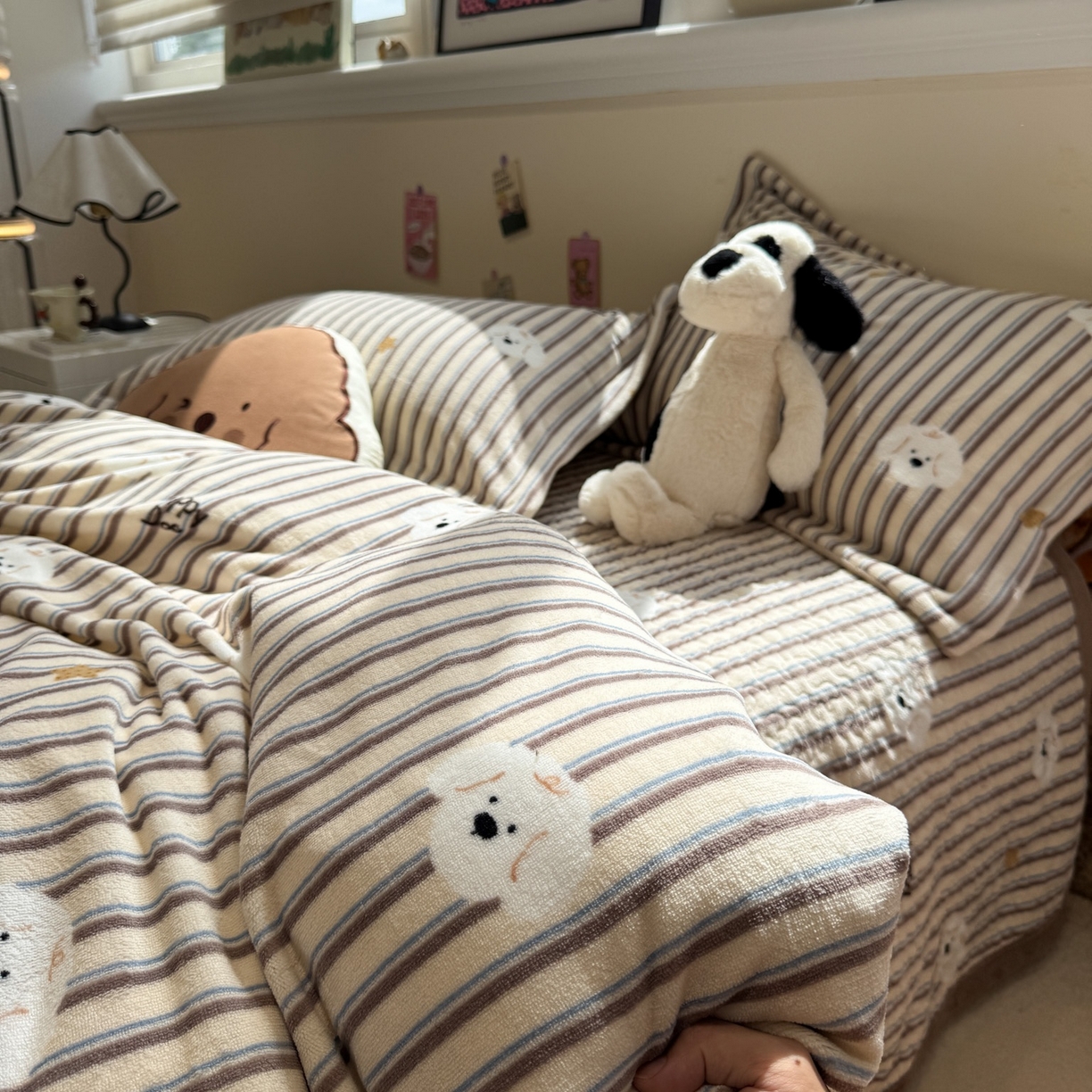 91家纺网 家纺一手货源 找家纺 潘朵拉 2025新款ins风牛奶绒床盖四件套 条纹狗