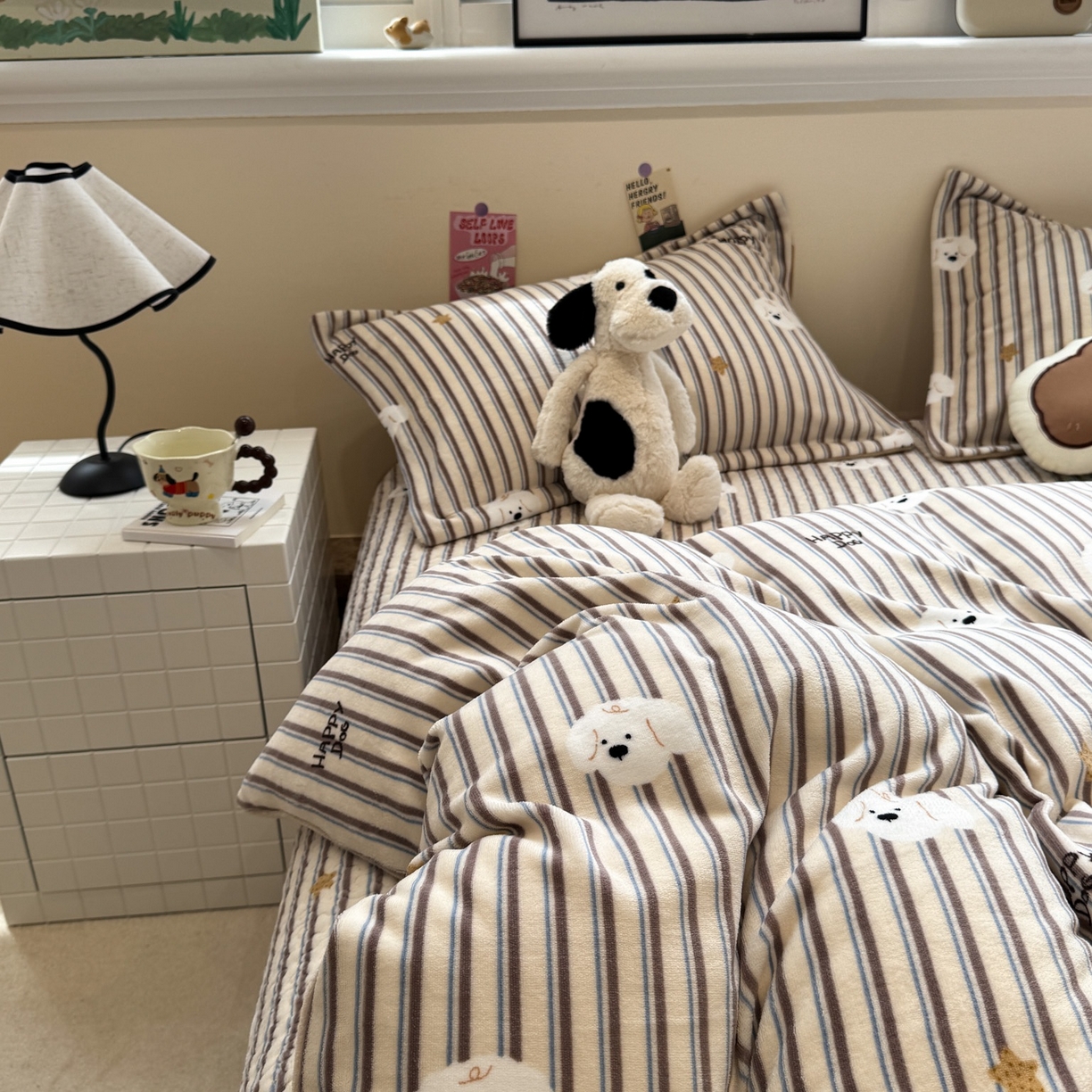 91家纺网 家纺一手货源 找家纺 潘朵拉 2025新款ins风牛奶绒床盖四件套 条纹狗