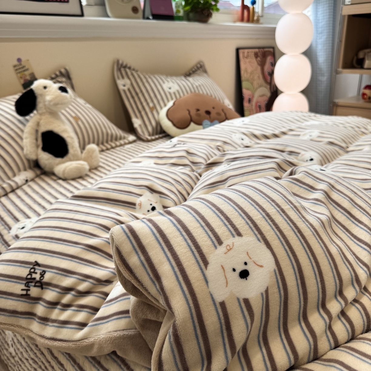 91家纺网 家纺一手货源 找家纺 潘朵拉 2025新款ins风牛奶绒床盖四件套 条纹狗