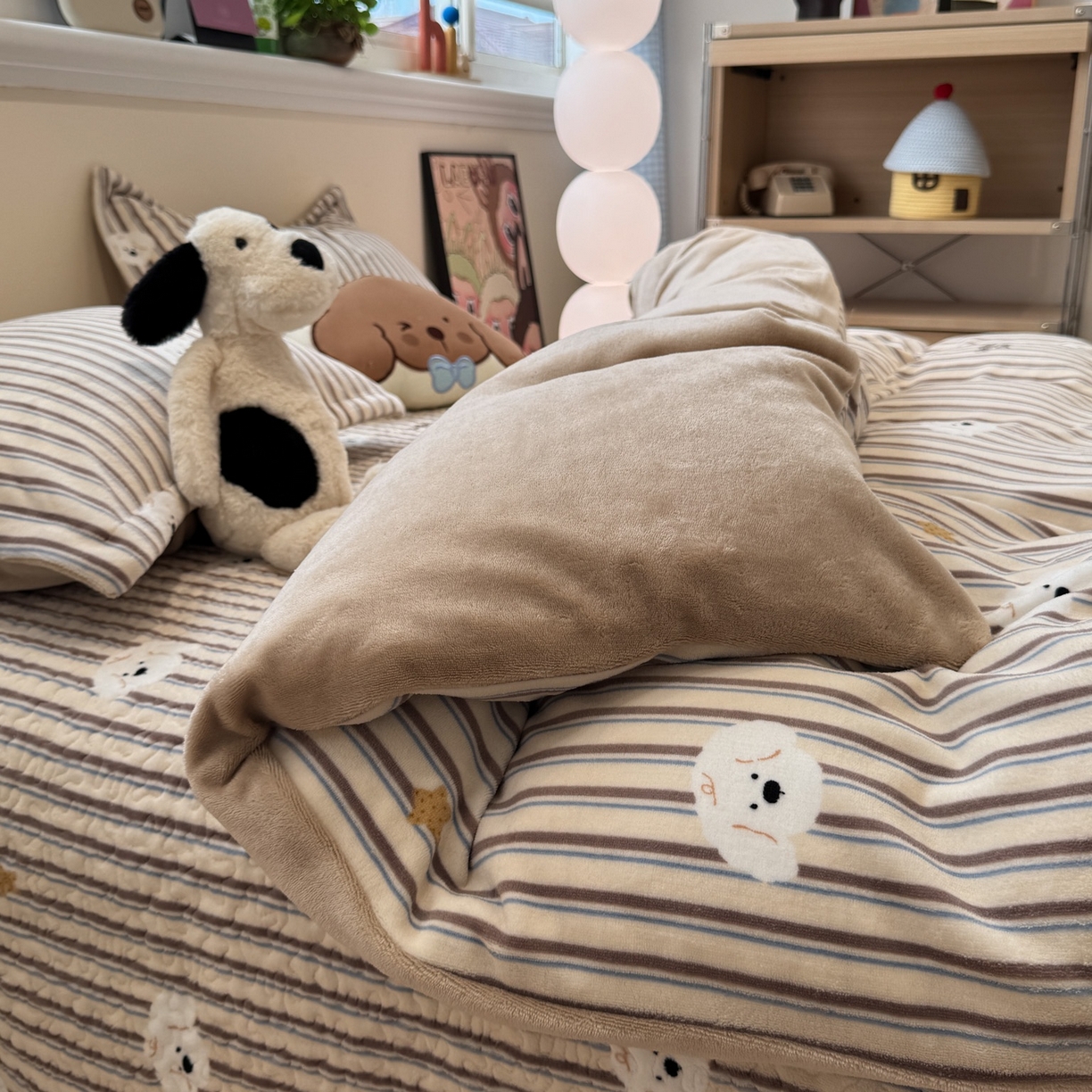 91家纺网 家纺一手货源 找家纺 潘朵拉 2025新款ins风牛奶绒床盖四件套 条纹狗