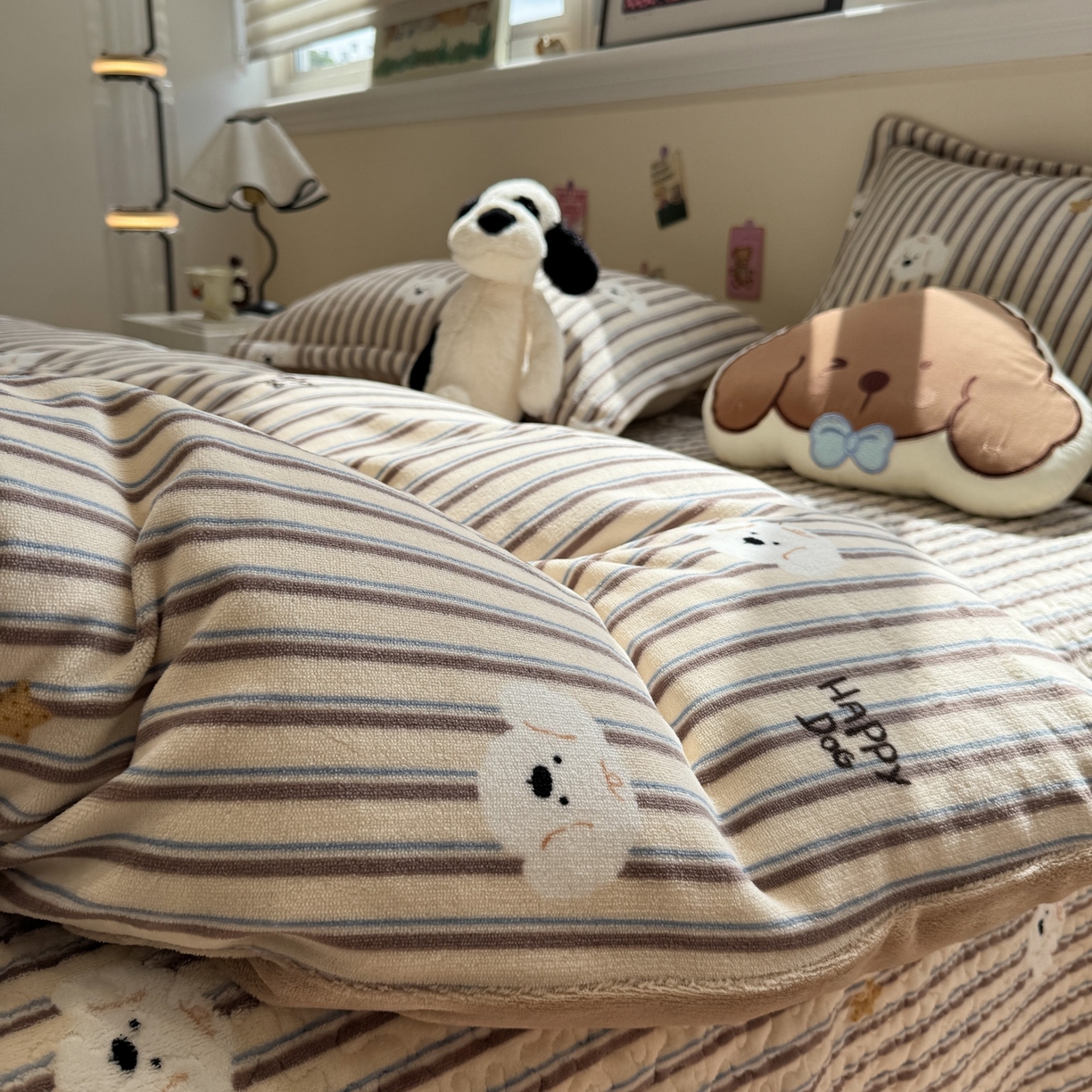 91家纺网 家纺一手货源 找家纺 潘朵拉 2025新款ins风牛奶绒床盖四件套 条纹狗