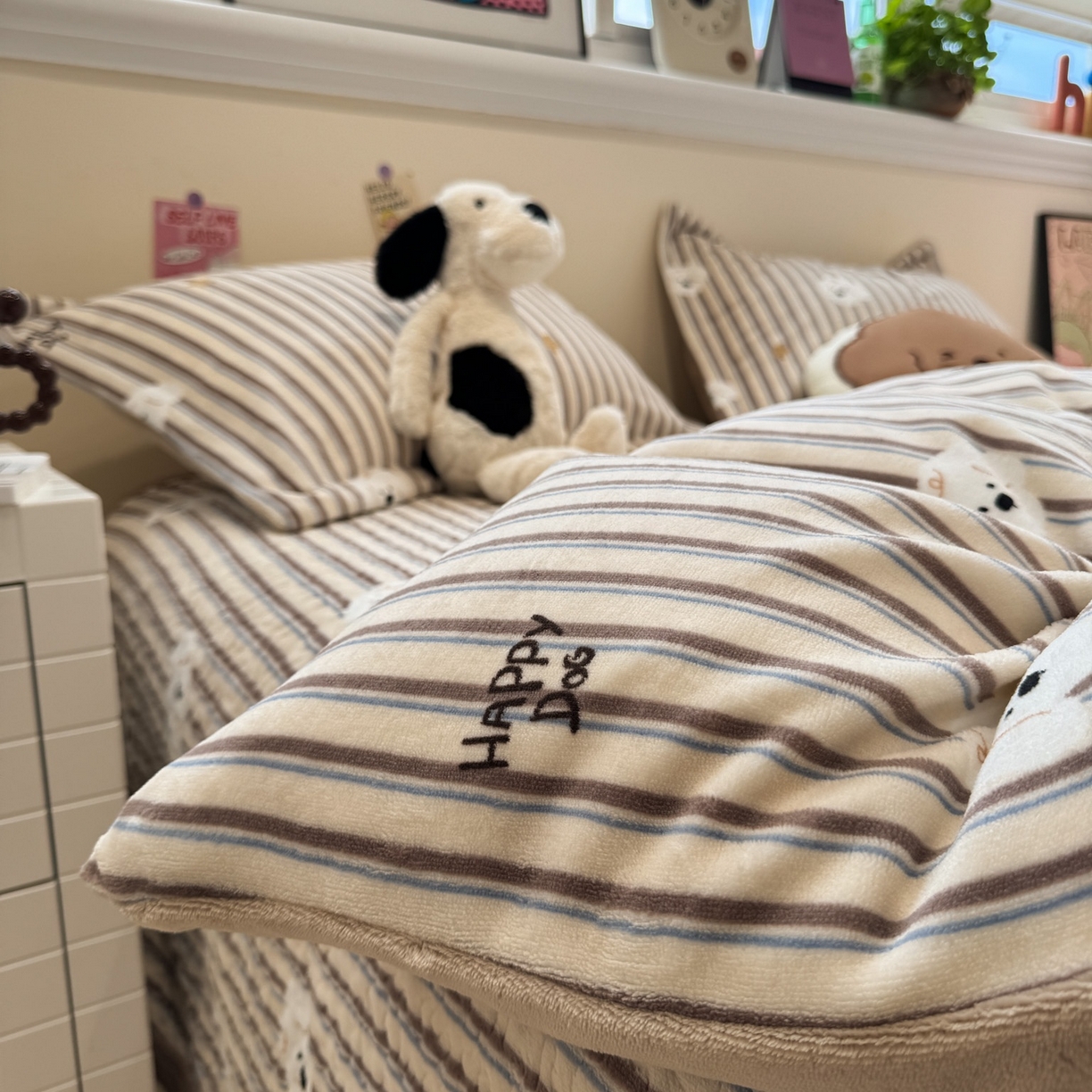 91家纺网 家纺一手货源 找家纺 潘朵拉 2025新款ins风牛奶绒床盖四件套 条纹狗