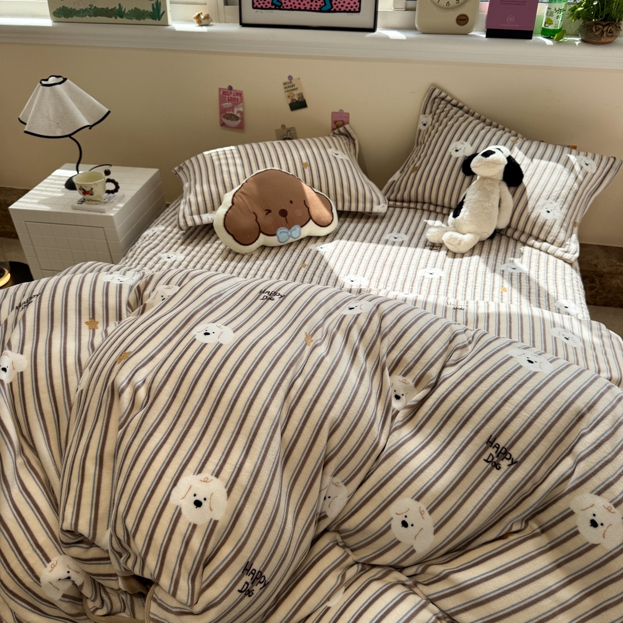 91家纺网 家纺一手货源 找家纺 潘朵拉 2025新款ins风牛奶绒床盖四件套 条纹狗