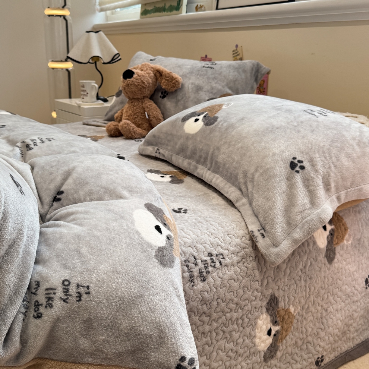 91家纺网 家纺一手货源 找家纺 潘朵拉 2025新款ins风牛奶绒床盖四件套 小狗杰西