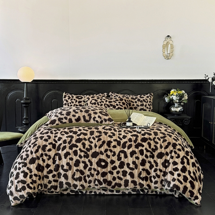 91家纺网 家纺一手货源 找家纺 （总）梵克保罗 2025秋冬新款直播热卖高克重加厚轻奢法式獭兔毛绒牛奶绒美拉德风被套