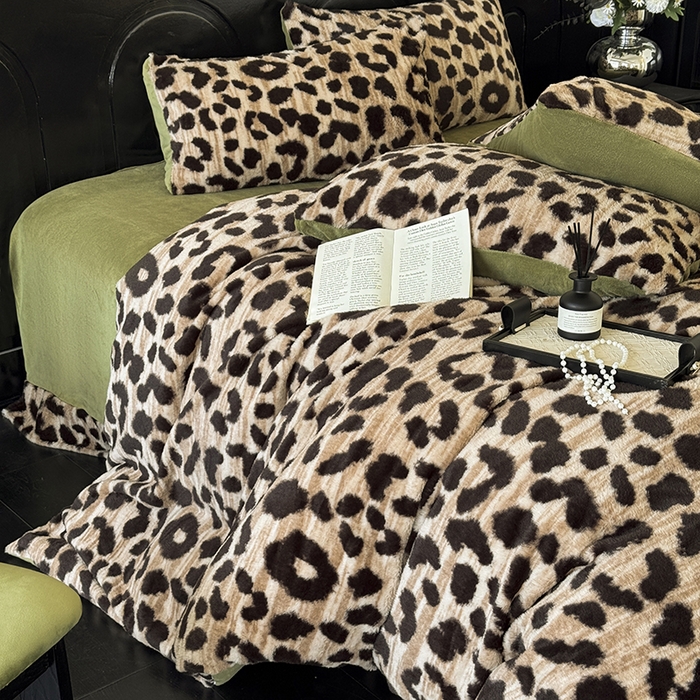 91家纺网 家纺一手货源 找家纺 （总）梵克保罗 2025秋冬新款直播热卖高克重加厚轻奢法式獭兔毛绒牛奶绒美拉德风被套