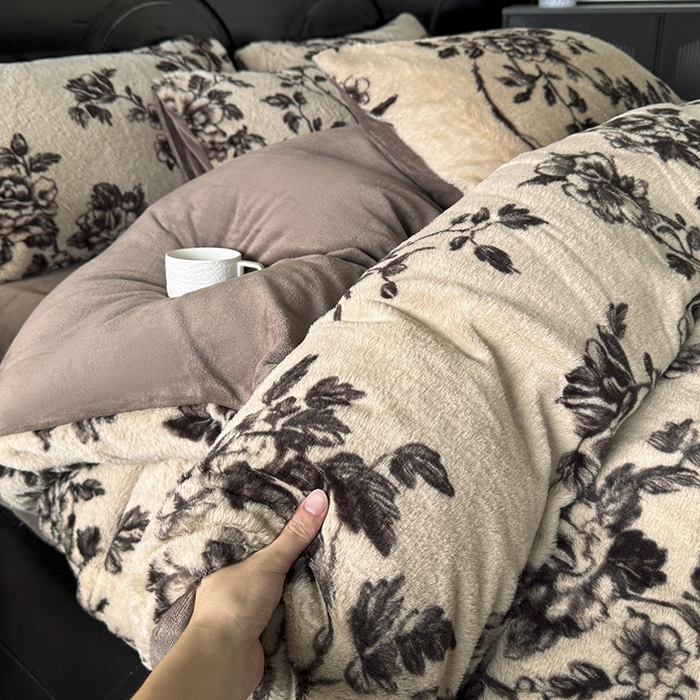 91家纺网 家纺一手货源 找家纺 （总）梵克保罗 2025秋冬新款直播热卖高克重加厚轻奢法式獭兔毛绒牛奶绒美拉德风被套