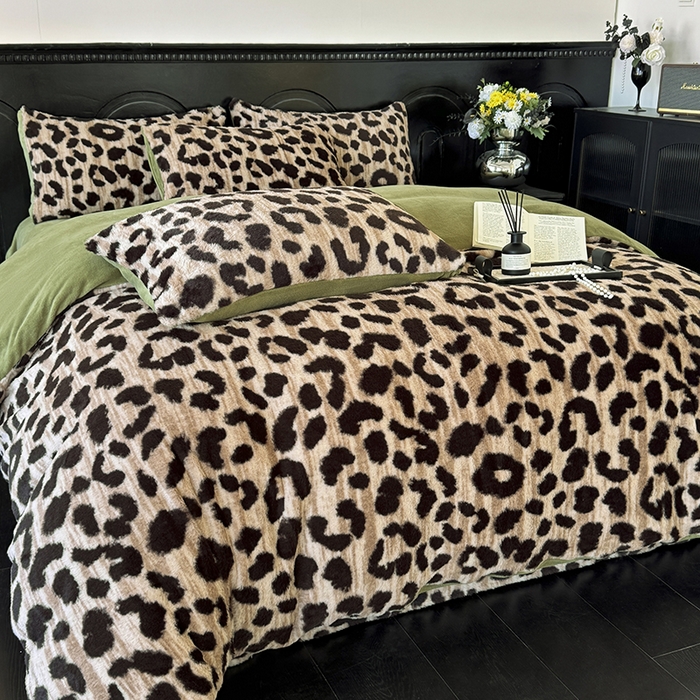 91家纺网 家纺一手货源 找家纺 梵克保罗 2025秋冬新款直播热卖高克重加厚轻奢法式獭兔毛绒牛奶绒美拉德风被套 豹纹