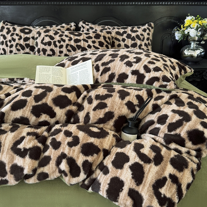 91家纺网 家纺一手货源 找家纺 梵克保罗 2025秋冬新款直播热卖高克重加厚轻奢法式獭兔毛绒牛奶绒美拉德风被套 豹纹