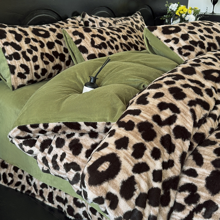 91家纺网 家纺一手货源 找家纺 梵克保罗 2025秋冬新款直播热卖高克重加厚轻奢法式獭兔毛绒牛奶绒美拉德风被套 豹纹