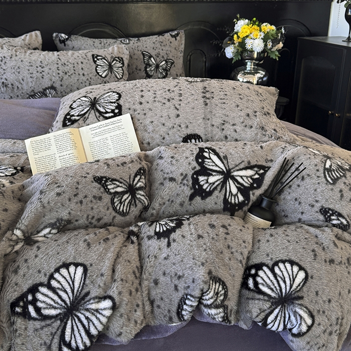 91家纺网 家纺一手货源 找家纺 梵克保罗 2025秋冬新款直播热卖高克重加厚轻奢法式獭兔毛绒牛奶绒美拉德风被套 蝶影