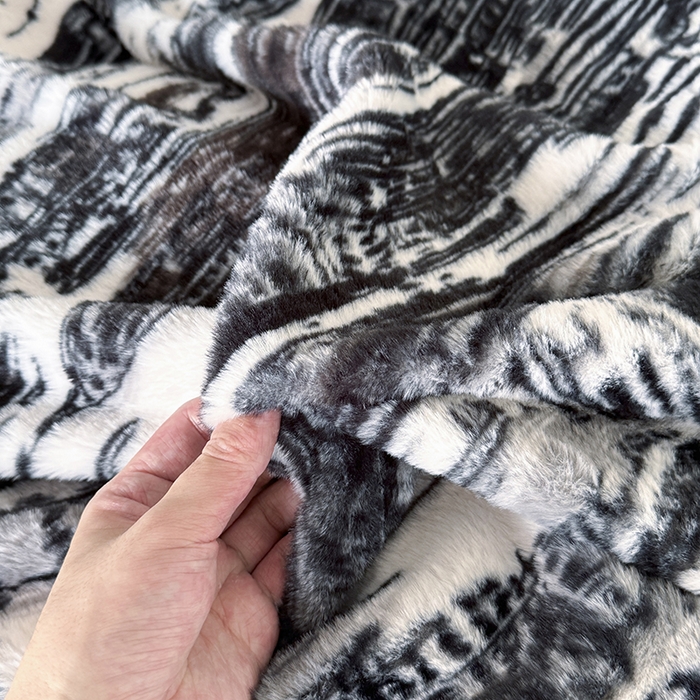 91家纺网 家纺一手货源 找家纺 梵克保罗 2025秋冬新款直播热卖高克重加厚轻奢法式獭兔毛绒牛奶绒美拉德风被套 黑白