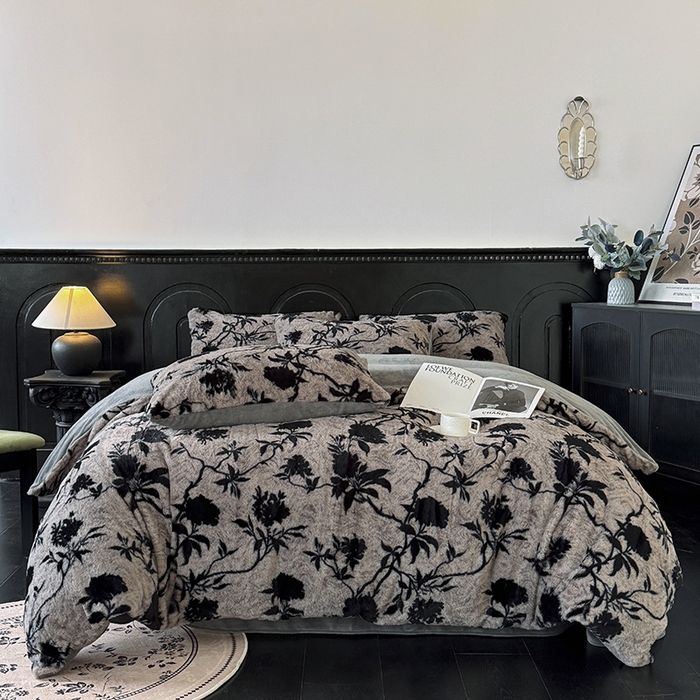 91家纺网 家纺一手货源 找家纺 梵克保罗 2025秋冬新款直播热卖高克重加厚轻奢法式獭兔毛绒牛奶绒美拉德风被套 花间灰