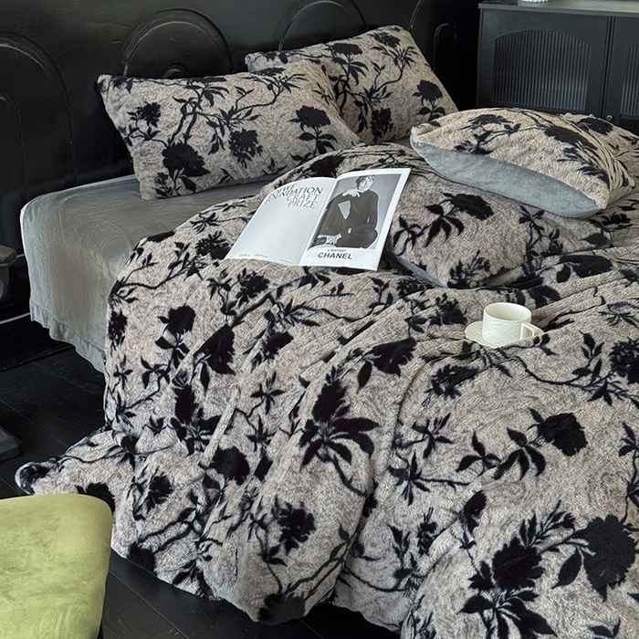 91家纺网 家纺一手货源 找家纺 梵克保罗 2025秋冬新款直播热卖高克重加厚轻奢法式獭兔毛绒牛奶绒美拉德风被套 花间灰