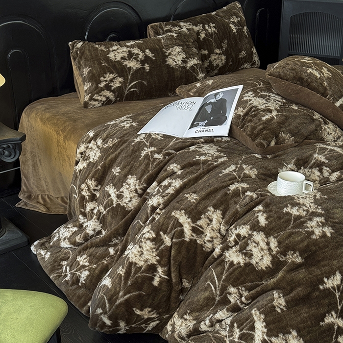 91家纺网 家纺一手货源 找家纺 梵克保罗 2025秋冬新款直播热卖高克重加厚轻奢法式獭兔毛绒牛奶绒美拉德风被套 花影