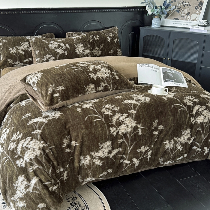 91家纺网 家纺一手货源 找家纺 梵克保罗 2025秋冬新款直播热卖高克重加厚轻奢法式獭兔毛绒牛奶绒美拉德风被套 花影