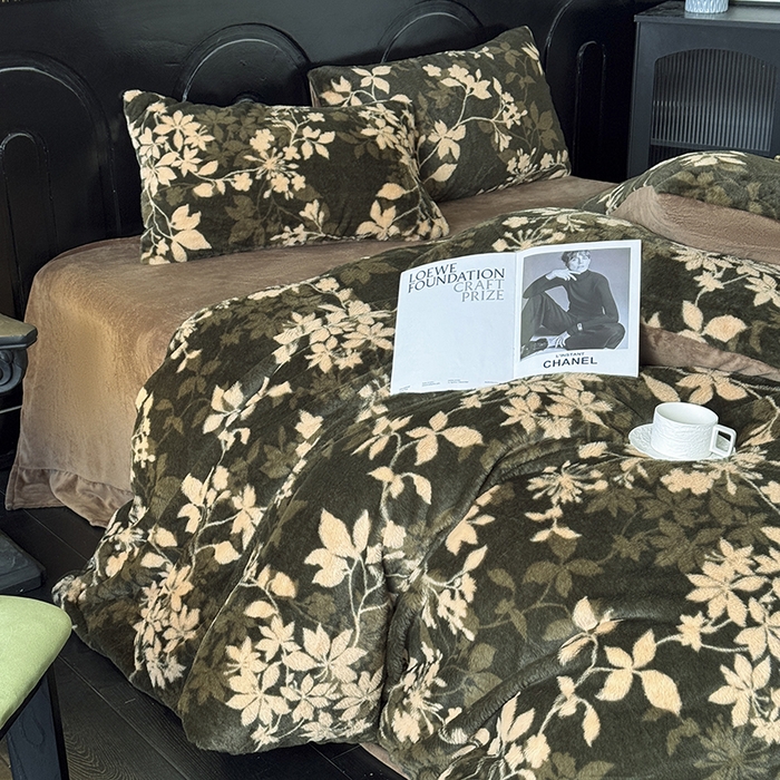 91家纺网 家纺一手货源 找家纺 梵克保罗 2025秋冬新款直播热卖高克重加厚轻奢法式獭兔毛绒牛奶绒美拉德风被套 花枝