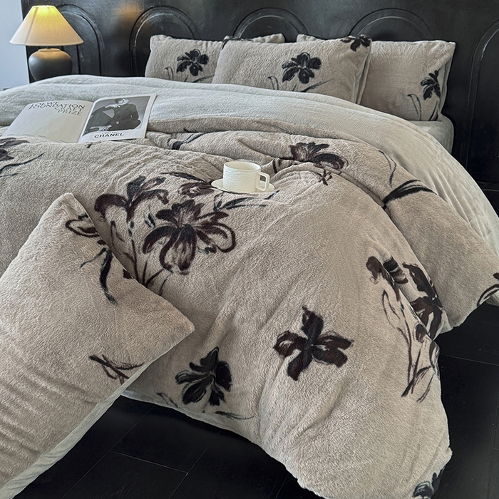 91家纺网 家纺一手货源 找家纺 梵克保罗 2025秋冬新款直播热卖高克重加厚轻奢法式獭兔毛绒牛奶绒美拉德风被套 卉兰