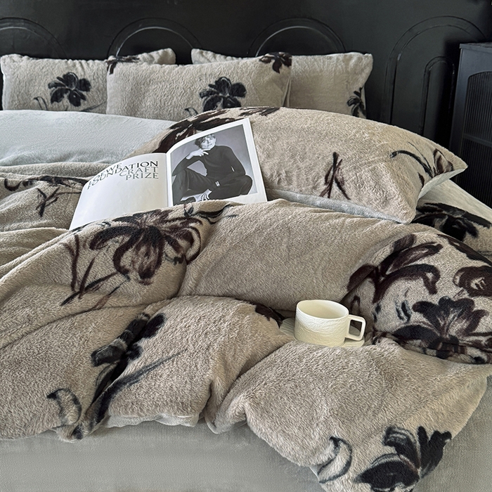 91家纺网 家纺一手货源 找家纺 梵克保罗 2025秋冬新款直播热卖高克重加厚轻奢法式獭兔毛绒牛奶绒美拉德风被套 卉兰