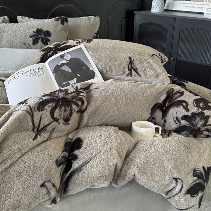 91家纺网 家纺一手货源 找家纺 梵克保罗 2025秋冬新款直播热卖高克重加厚轻奢法式獭兔毛绒牛奶绒美拉德风被套 卉兰