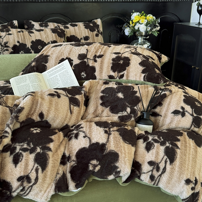 91家纺网 家纺一手货源 找家纺 梵克保罗 2025秋冬新款直播热卖高克重加厚轻奢法式獭兔毛绒牛奶绒美拉德风被套 绿野