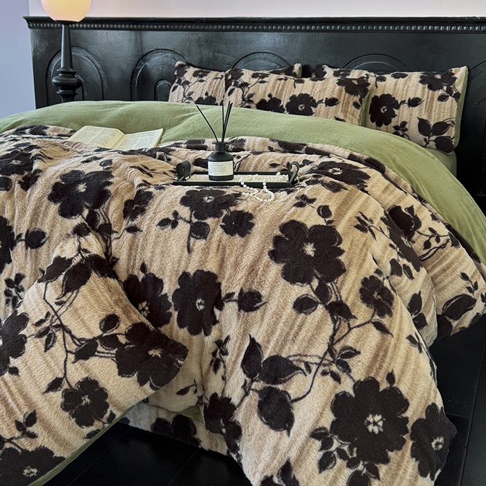 91家纺网 家纺一手货源 找家纺 梵克保罗 2025秋冬新款直播热卖高克重加厚轻奢法式獭兔毛绒牛奶绒美拉德风被套 绿野