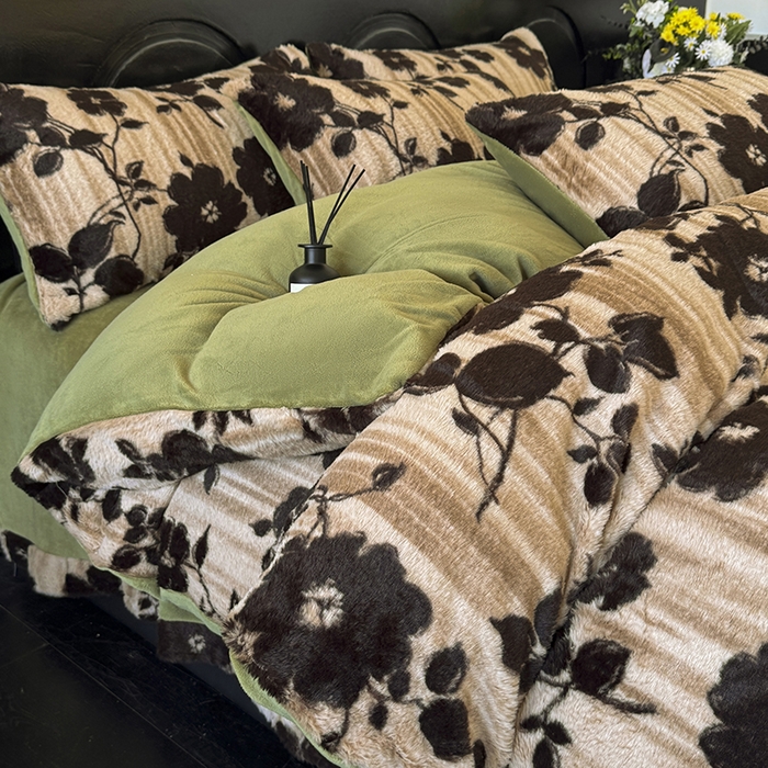 91家纺网 家纺一手货源 找家纺 梵克保罗 2025秋冬新款直播热卖高克重加厚轻奢法式獭兔毛绒牛奶绒美拉德风被套 绿野