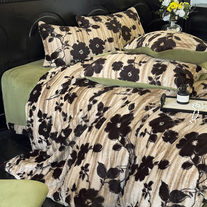 91家纺网 家纺一手货源 找家纺 梵克保罗 2025秋冬新款直播热卖高克重加厚轻奢法式獭兔毛绒牛奶绒美拉德风被套 绿野