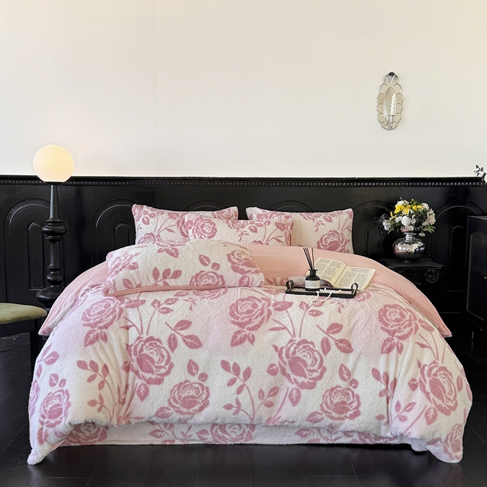 91家纺网 家纺一手货源 找家纺 梵克保罗 2025秋冬新款直播热卖高克重加厚轻奢法式獭兔毛绒牛奶绒美拉德风被套 玫语