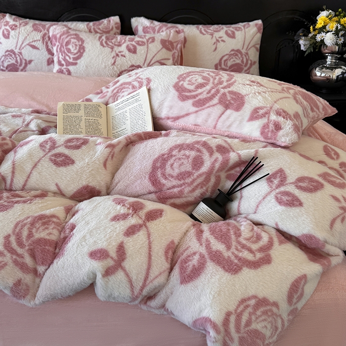 91家纺网 家纺一手货源 找家纺 梵克保罗 2025秋冬新款直播热卖高克重加厚轻奢法式獭兔毛绒牛奶绒美拉德风被套 玫语