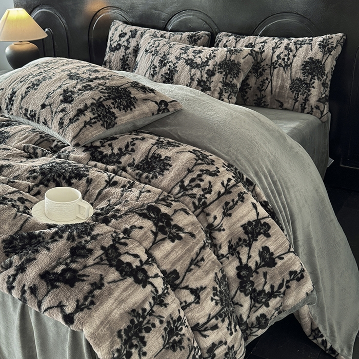 91家纺网 家纺一手货源 找家纺 梵克保罗 2025秋冬新款直播热卖高克重加厚轻奢法式獭兔毛绒牛奶绒美拉德风被套 墨枝