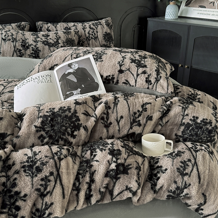 91家纺网 家纺一手货源 找家纺 梵克保罗 2025秋冬新款直播热卖高克重加厚轻奢法式獭兔毛绒牛奶绒美拉德风被套 墨枝