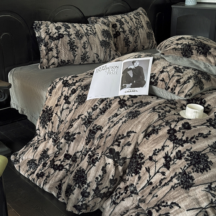 91家纺网 家纺一手货源 找家纺 梵克保罗 2025秋冬新款直播热卖高克重加厚轻奢法式獭兔毛绒牛奶绒美拉德风被套 墨枝