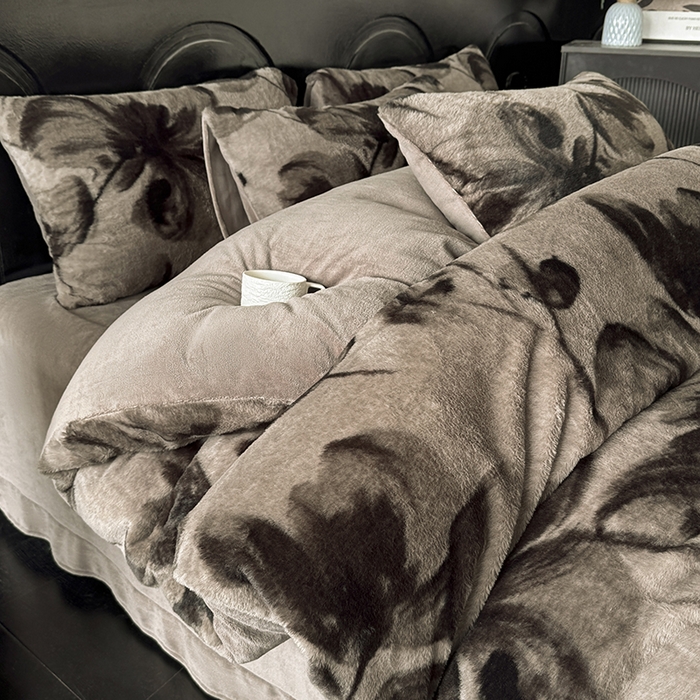 91家纺网 家纺一手货源 找家纺 梵克保罗 2025秋冬新款直播热卖高克重加厚轻奢法式獭兔毛绒牛奶绒美拉德风被套 云杉