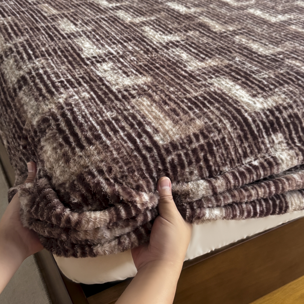 91家纺网 家纺一手货源 找家纺 新印象 2025新款兔毛绒保暖床笠系列 兔毛绒-爱莎