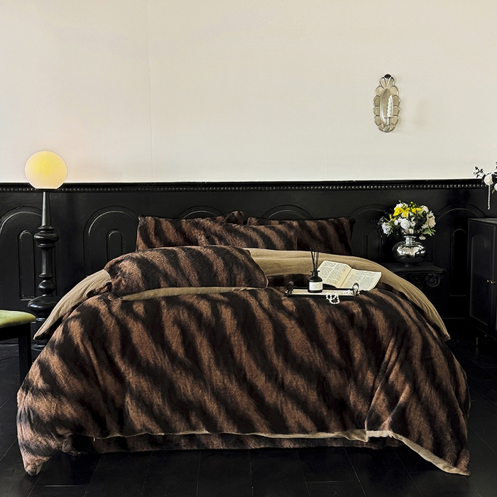 91家纺网 家纺一手货源 找家纺 梵克保罗 2025秋冬新款直播热卖高克重加厚轻奢法式獭兔毛绒牛奶绒美拉德风被套 棕野