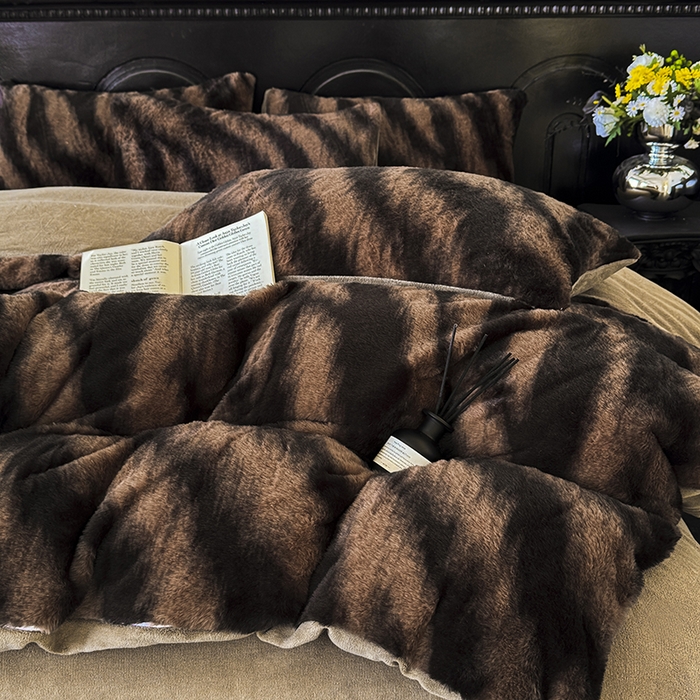 91家纺网 家纺一手货源 找家纺 梵克保罗 2025秋冬新款直播热卖高克重加厚轻奢法式獭兔毛绒牛奶绒美拉德风被套 棕野