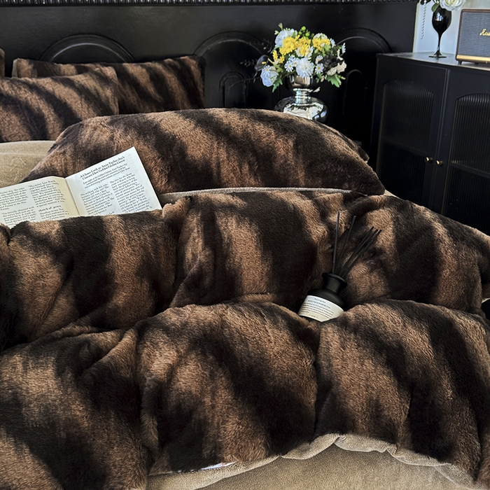 91家纺网 家纺一手货源 找家纺 梵克保罗 2025秋冬新款直播热卖高克重加厚轻奢法式獭兔毛绒牛奶绒美拉德风被套 棕野