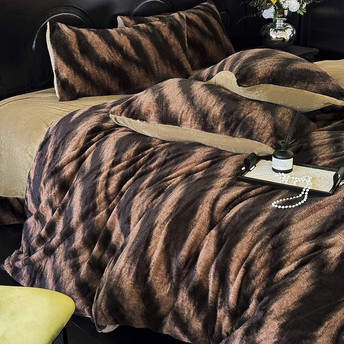 91家纺网 家纺一手货源 找家纺 梵克保罗 2025秋冬新款直播热卖高克重加厚轻奢法式獭兔毛绒牛奶绒美拉德风被套 棕野