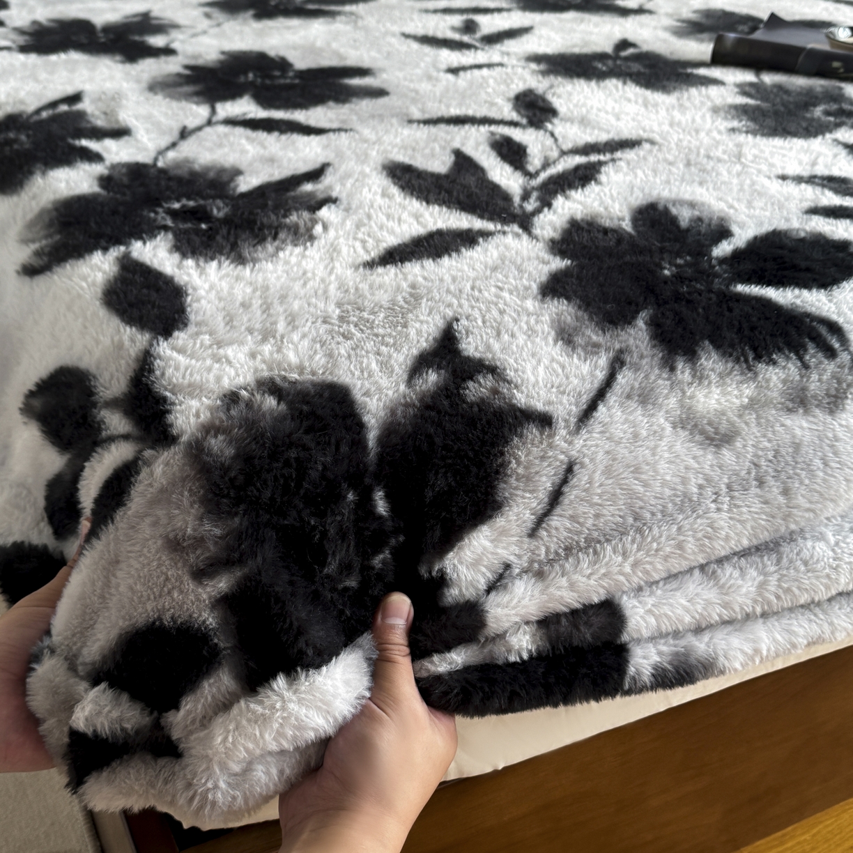 91家纺网 家纺一手货源 找家纺 新印象 2025新款兔毛绒保暖床笠系列 兔毛绒-奥丽加朵